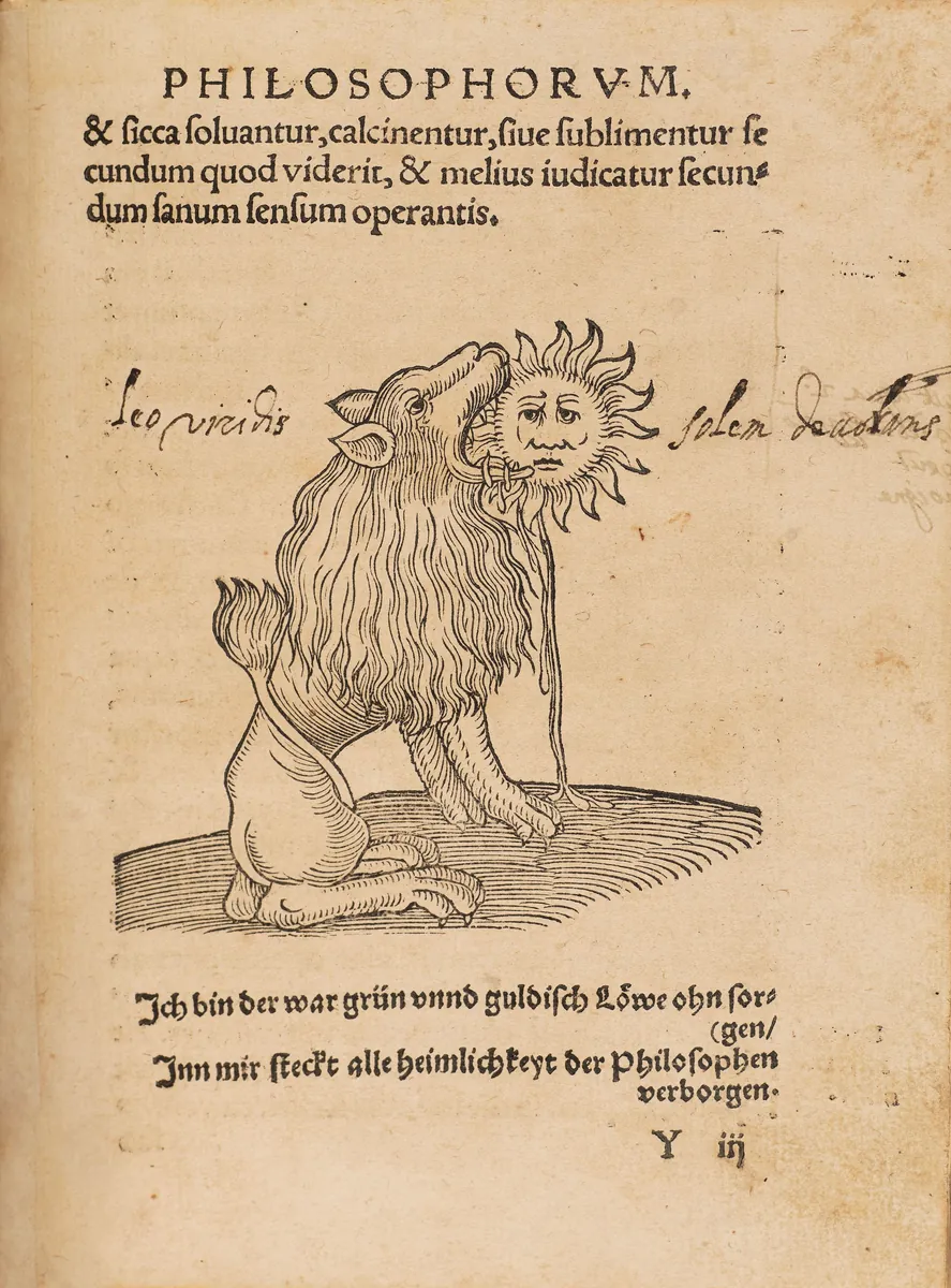 Página del Rosarium philosophorum: un león muerde un Sol con rostro humano; lo rodean texto impreso y una anotación manuscrita.